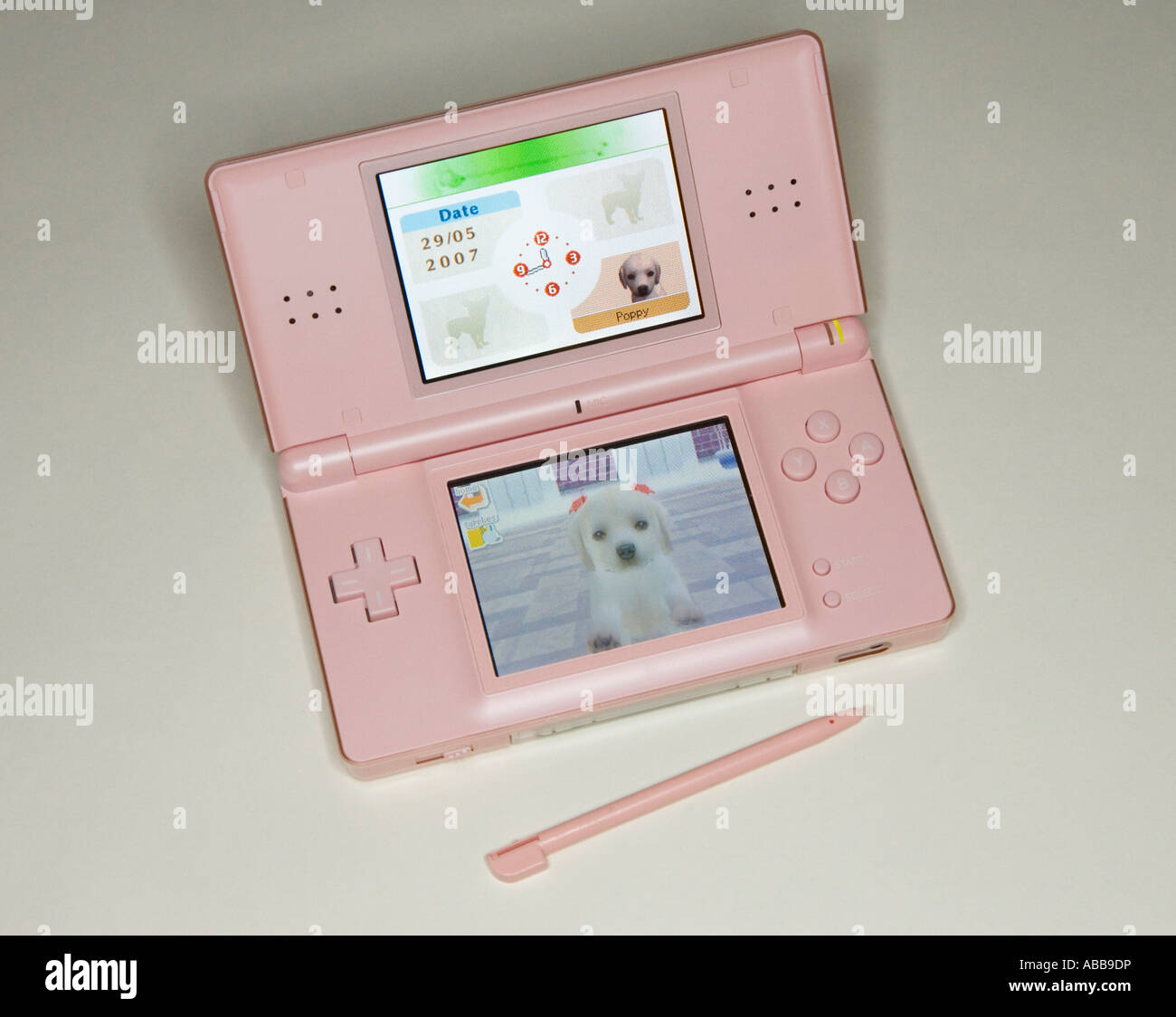 Nintendo ds screen hi-res stock photography and images - Alamy