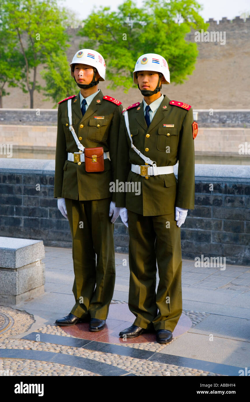 Soldiers of the People's Liberation Army stand to attention in Jingshanqian Jie outside the Forbidden City Beijing China JMH1457 Stock Photo