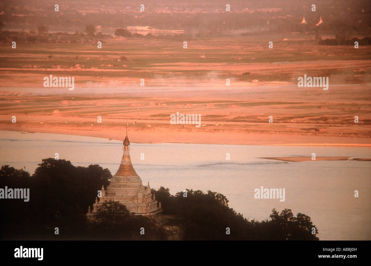 Pink dawn on the Irrawaddy river at Pagan(Bagan) in Burma ( Myanmar) Stock Photo