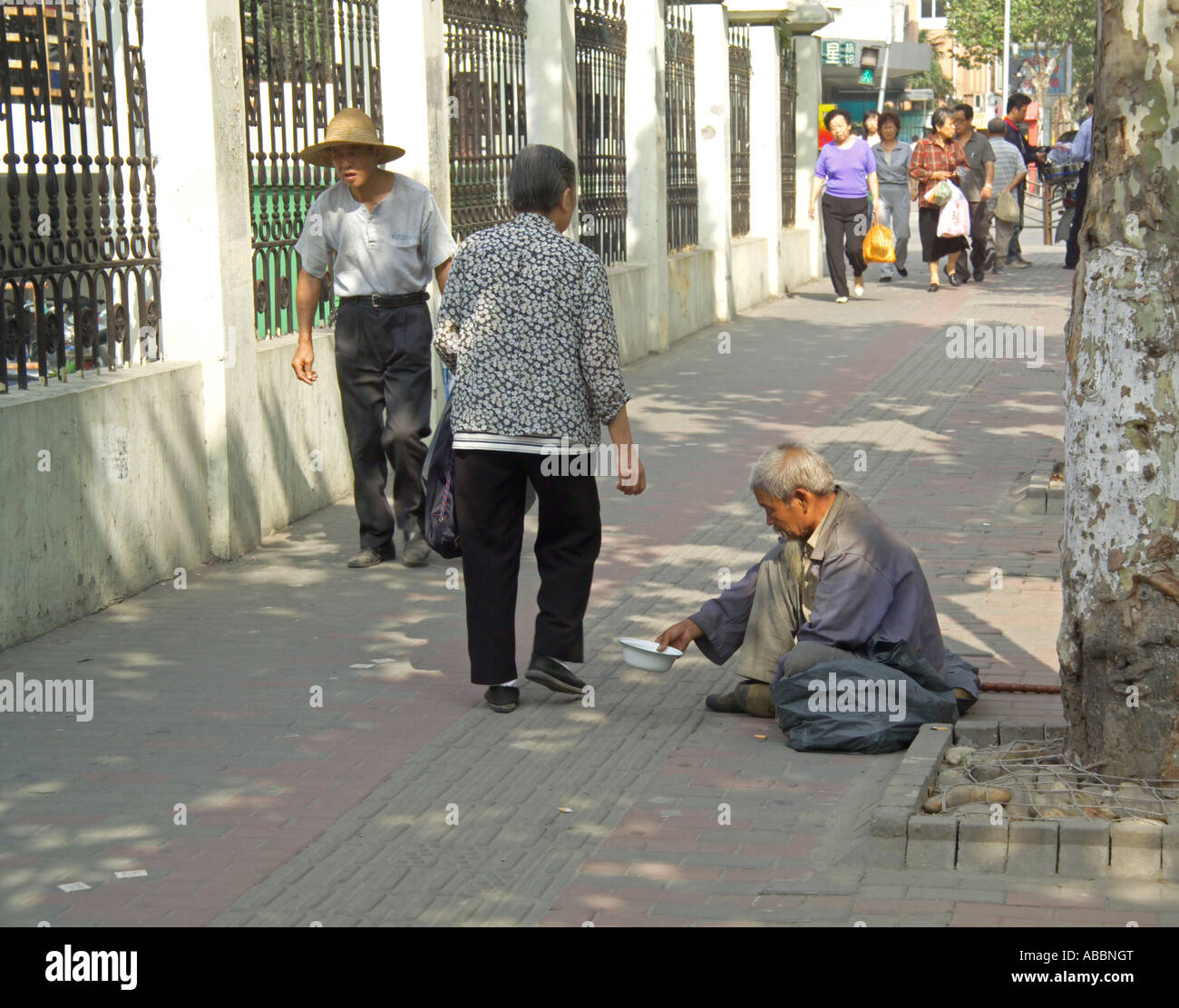 Chinese beggar in Shanghai Stock Photo - Alamy