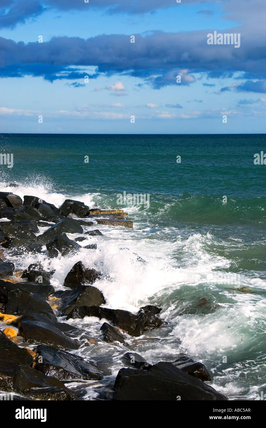 Sea waves crashing in rocks hi-res stock photography and images - Alamy