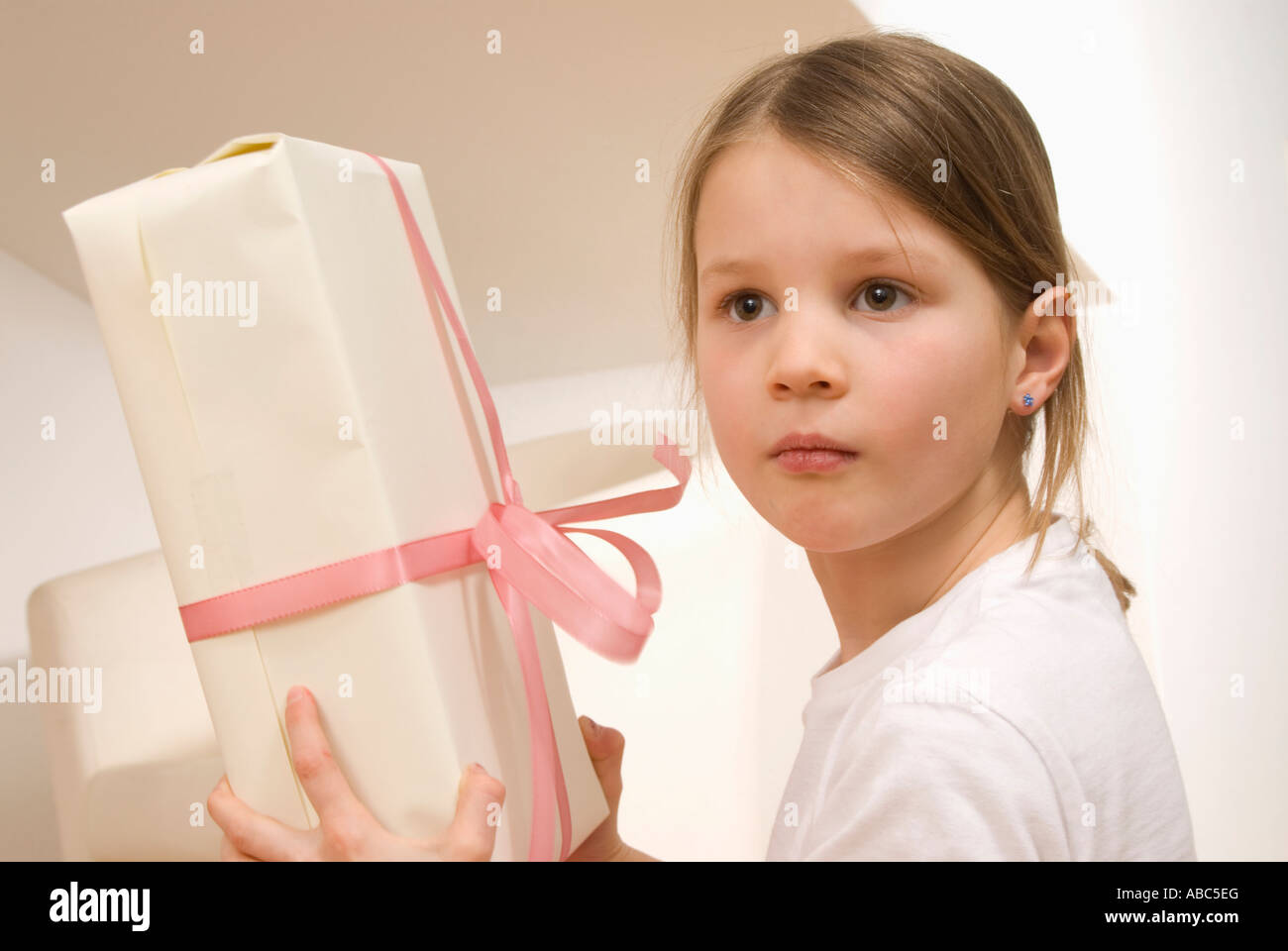 portrait of girl holding present Stock Photo - Alamy