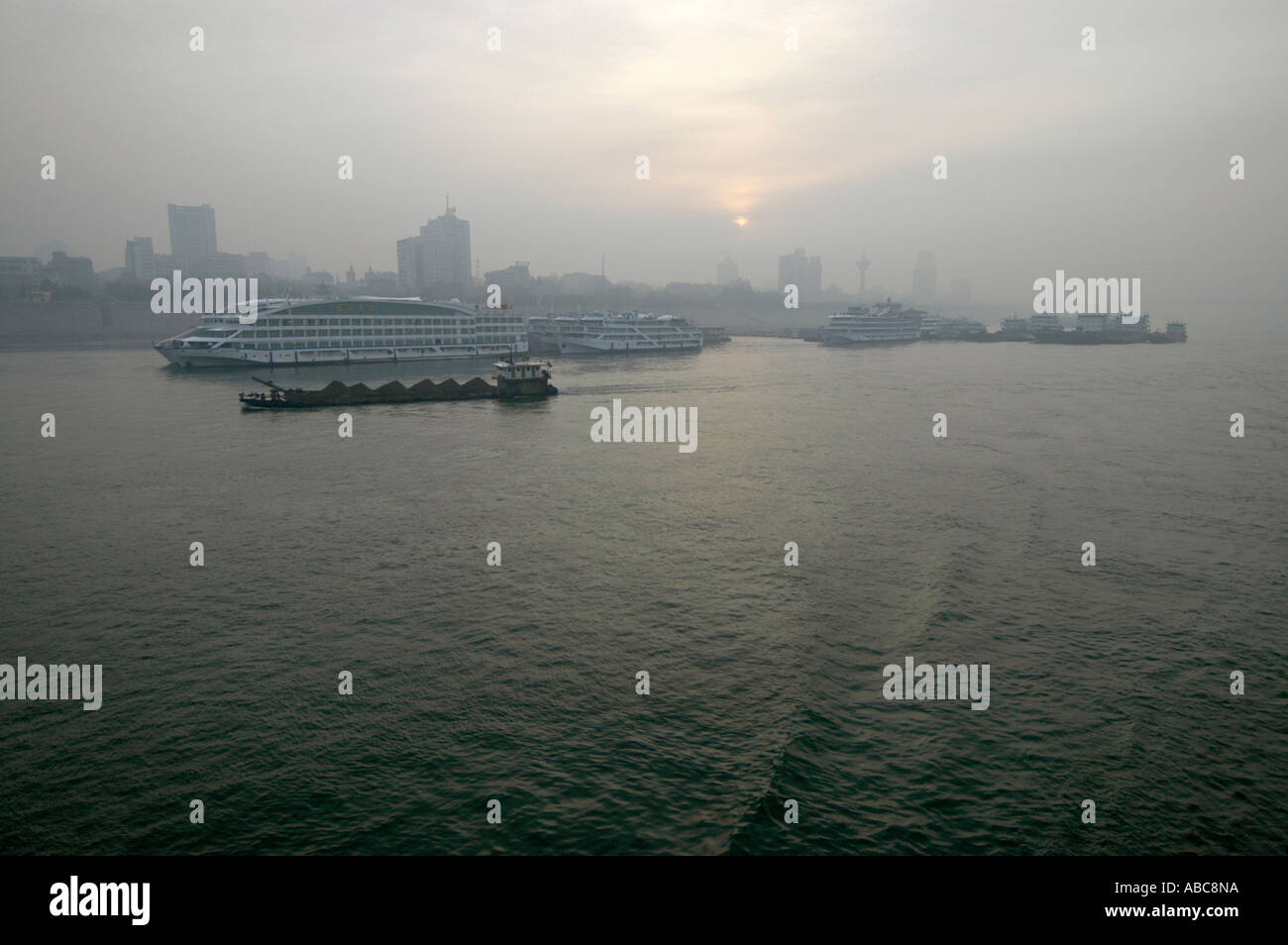 Sunrise in Yichang on the Yangtze river, China Stock Photo