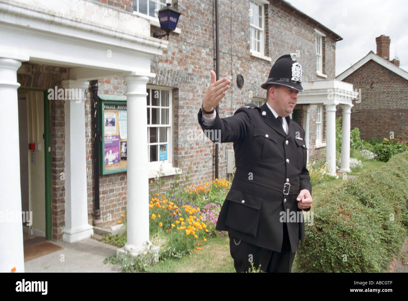 Andy Reid giving directions He is the local traditional rural police bobby stationed in Kingsclere Hampshire UK Stock Photo