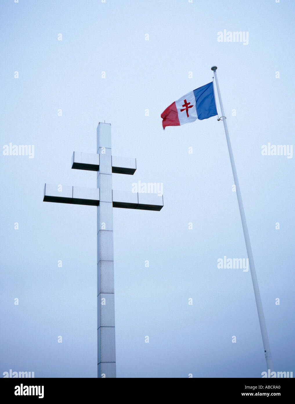 https://c8.alamy.com/comp/ABCRA0/cross-of-lorraine-and-french-flag-on-the-beach-at-bernires-sur-mer-ABCRA0.jpg