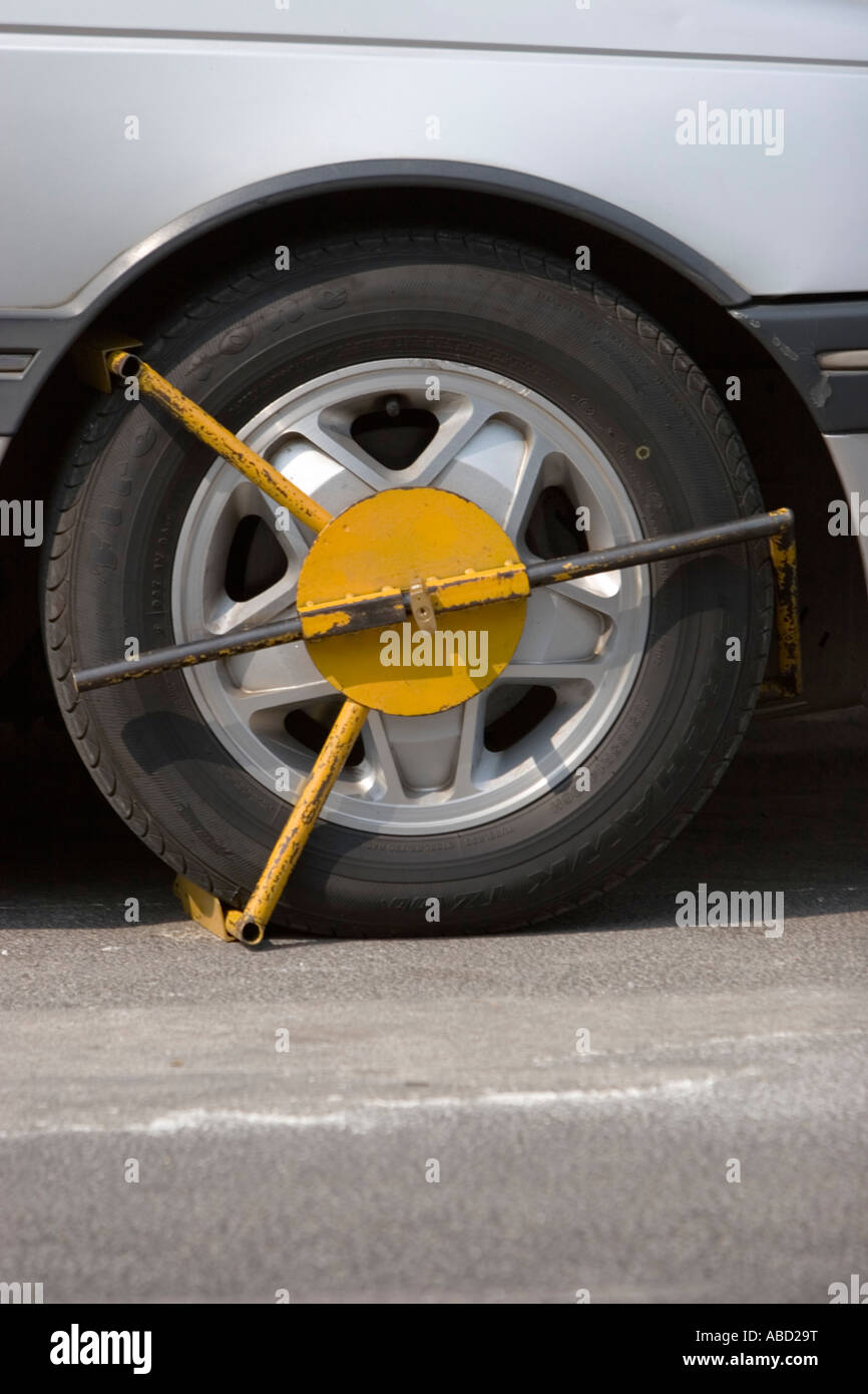 Illegal parking wheel clampers hires stock photography and images Alamy
