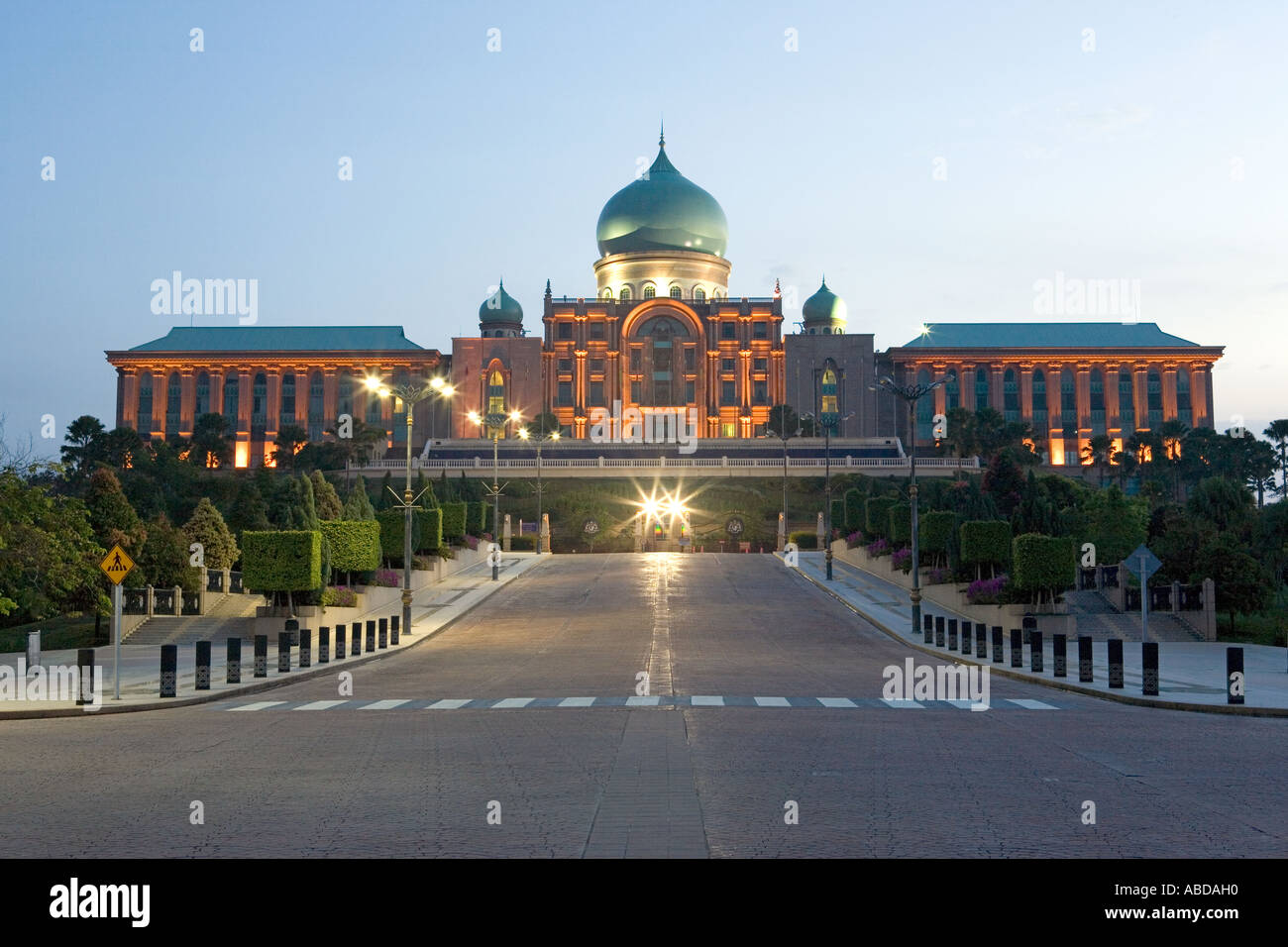 Official Office Of The Malaysian Prime Minister At Putra Mosque Putrajaya Malaysia Stock Photo Alamy