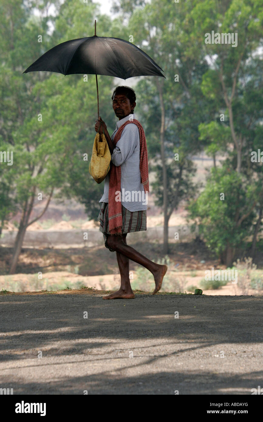 On the road to the tribal market at Kunduli near Koraput, Orissa, India Stock Photo