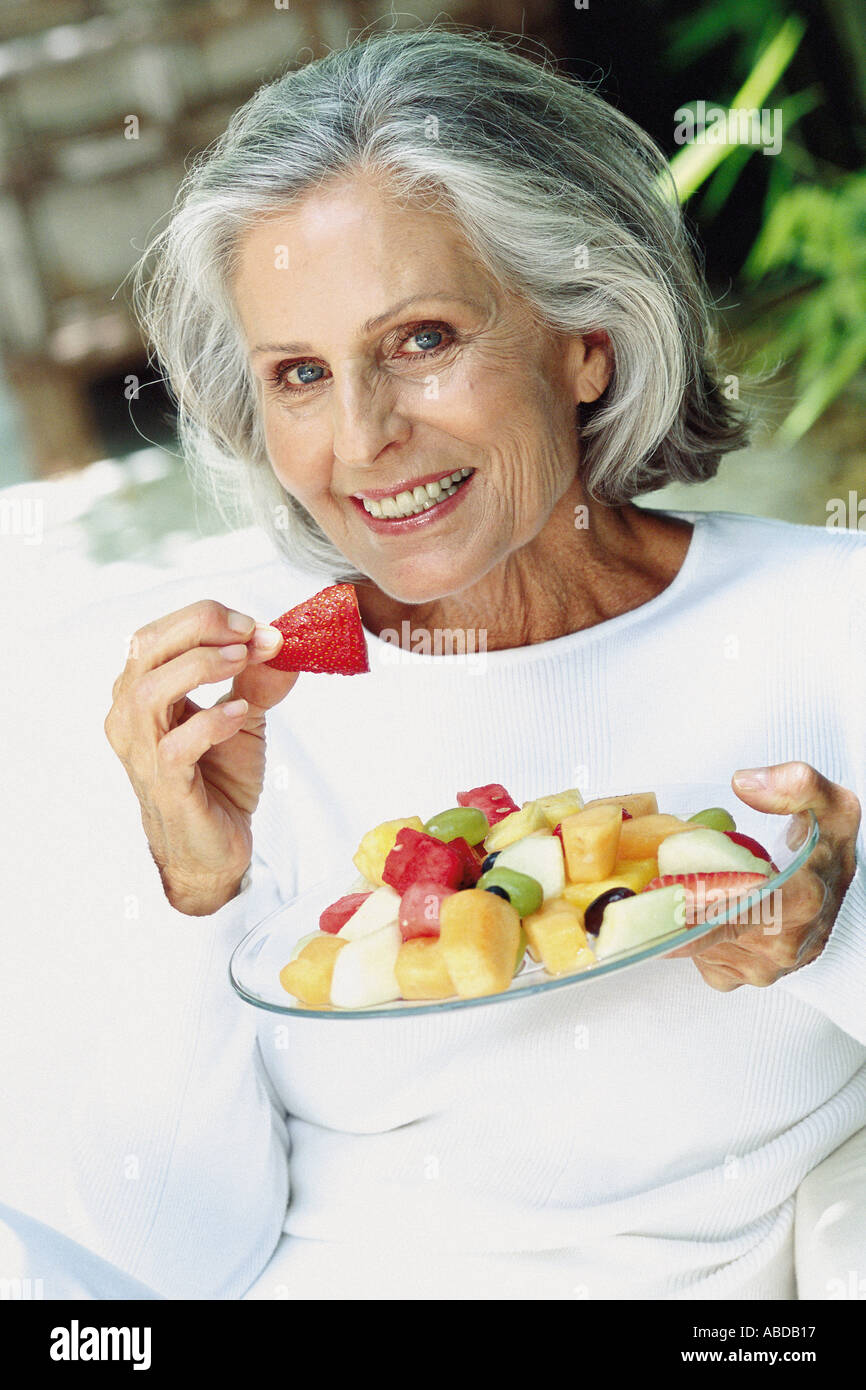 Пожилая женщина не ест. Пожилая женщина не ест. Пожилая женщина не ест. Пожилая женщина не ест. Женщина обедает дома.