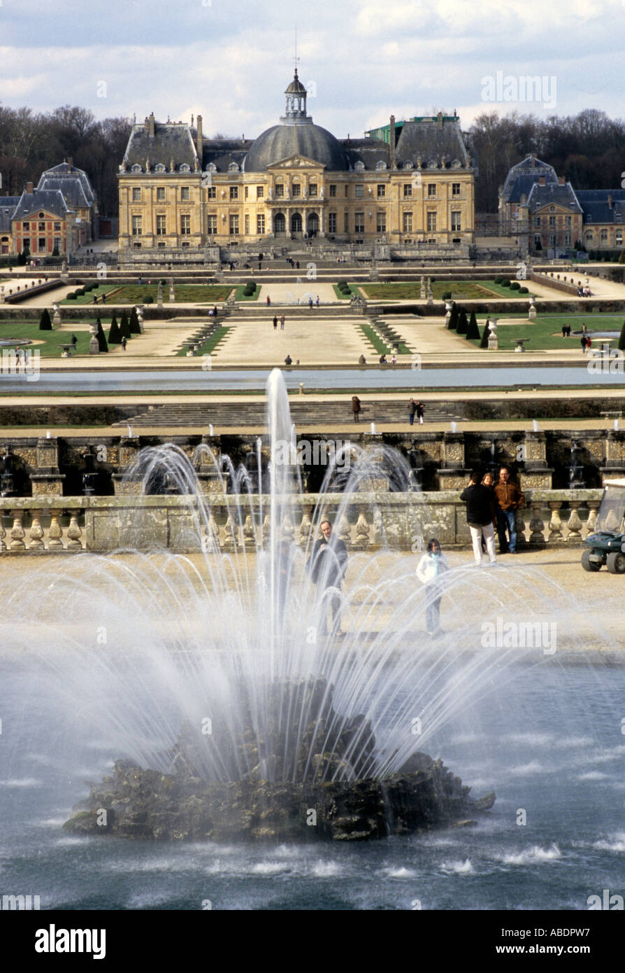 File:Château de Vaux-le-Vicomte et reflets dans l'eau 2.JPG