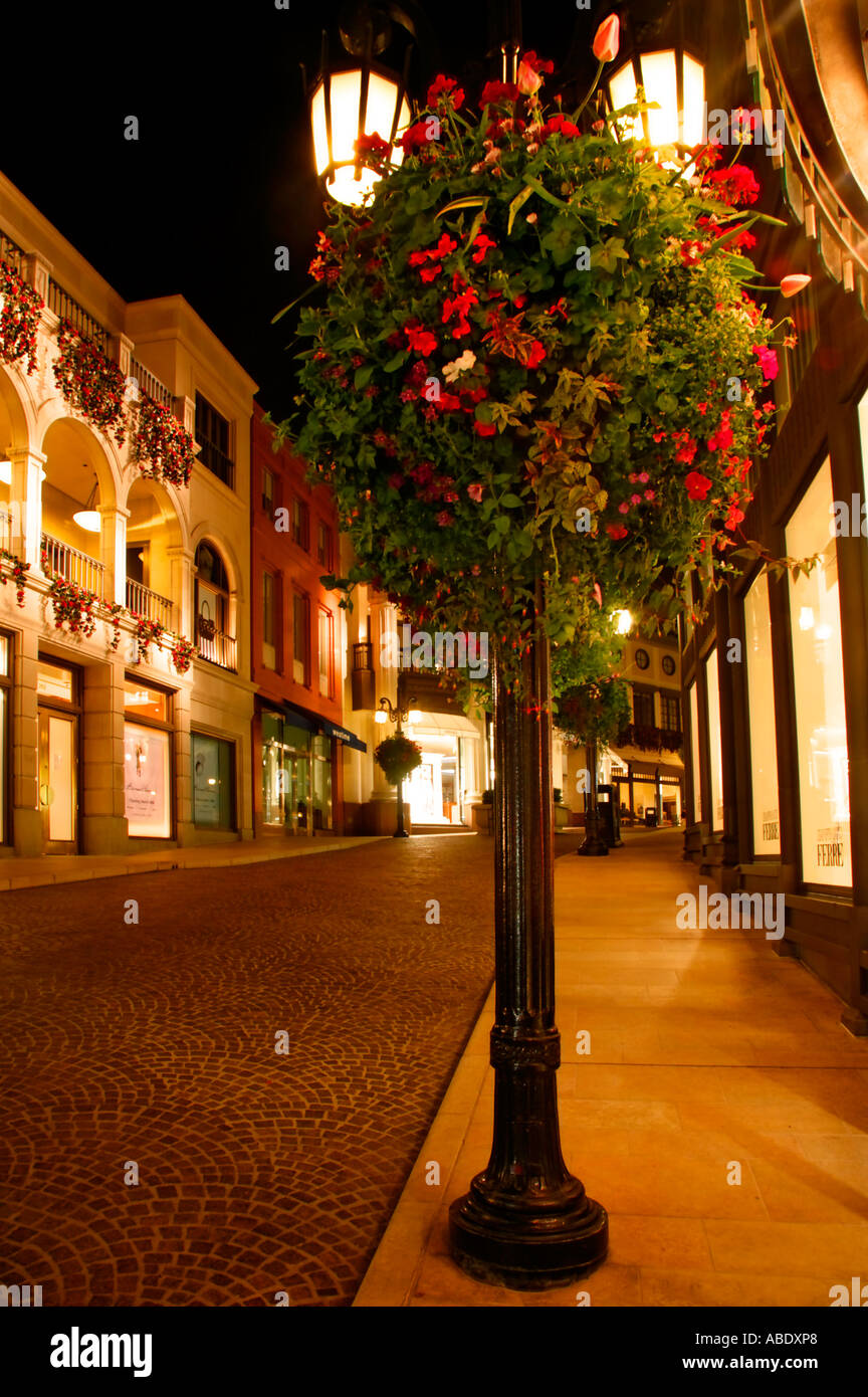 Rodeo Drive at night, Shopping, Beverly … – License image – 70077579 ❘  lookphotos