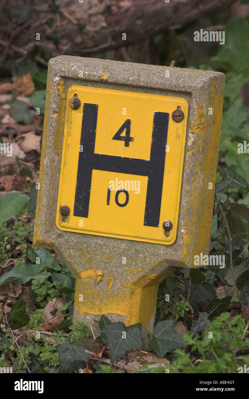 A traditional UK Fire hydrant sign indicating that there is a 4 inch