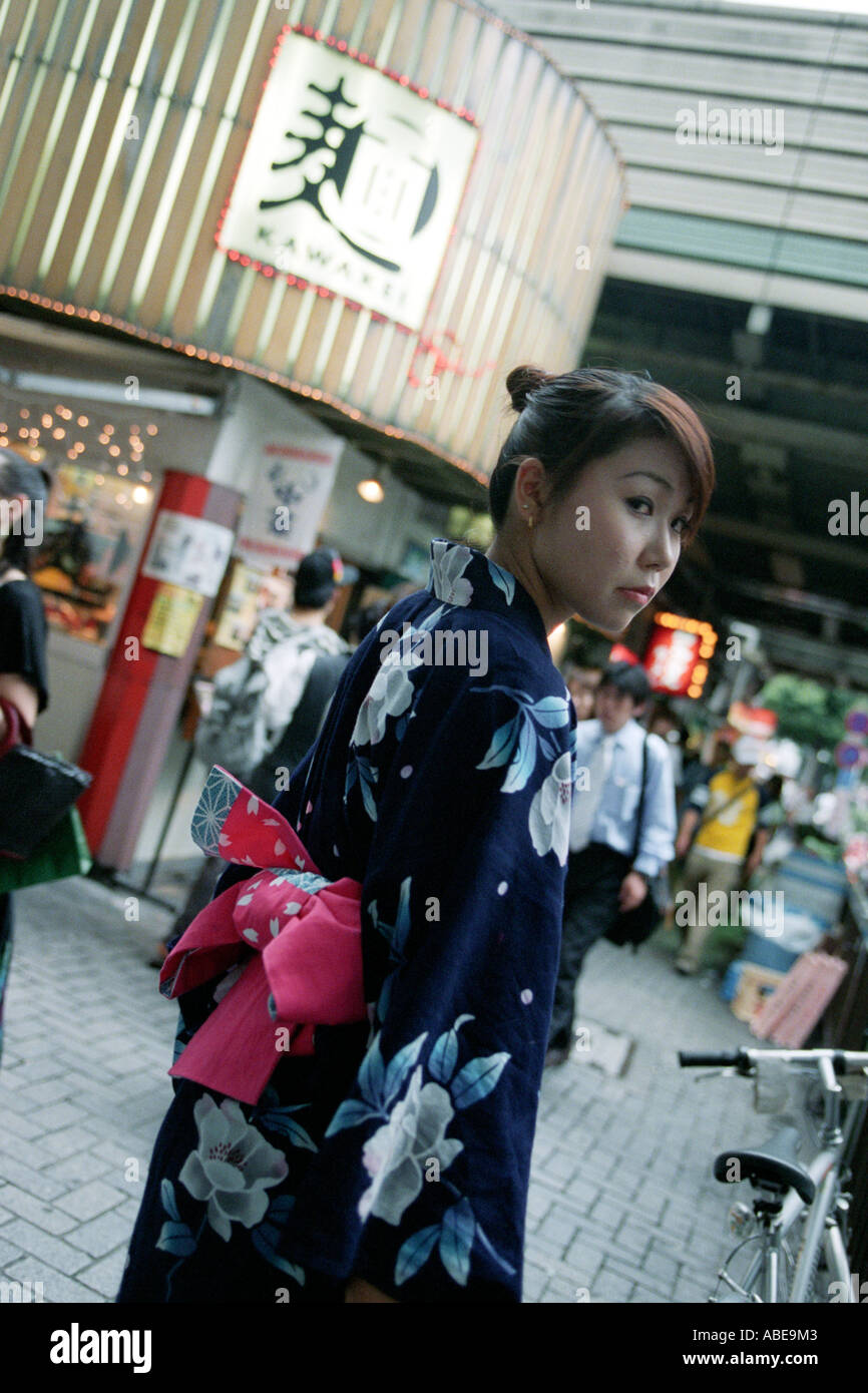 a-japanese-girl-in-the-shibuya-distric-tokyo-japan-stock-photo-alamy