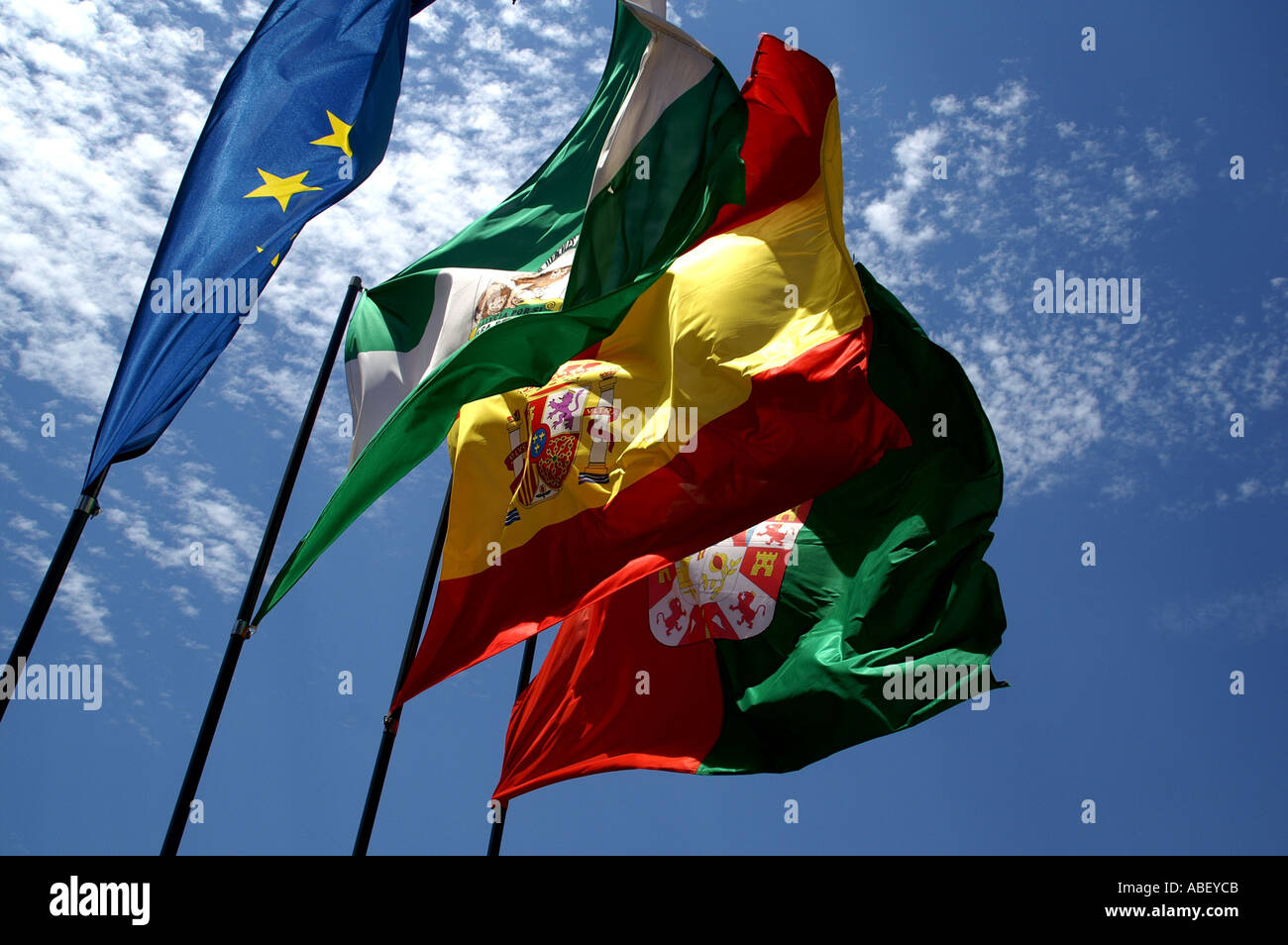 Catalán, Español, Banderas De La UE Sobre El Aleteo De Barcelona Fotos, retratos, imágenes y fotografía de archivo libres de derecho. Image 70674008