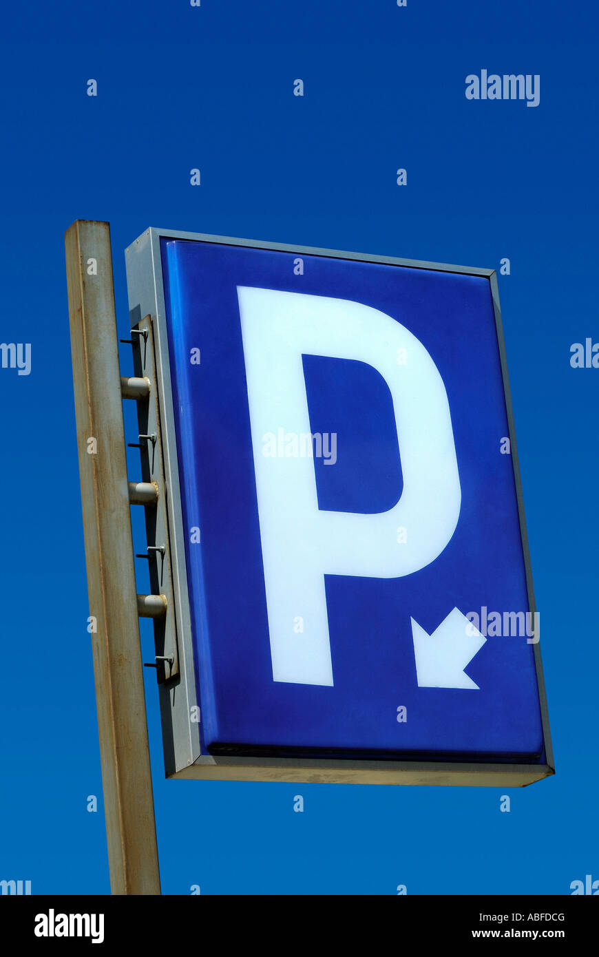 PARKING TRAFFIC SIGN ON BLUE SKY Stock Photo - Alamy