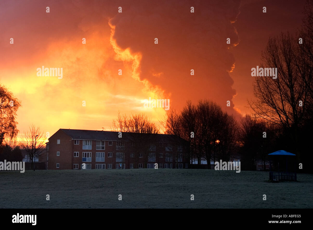 Explosion and fire at Buncefield oil depot, Hemel Hempstead Stock Photo