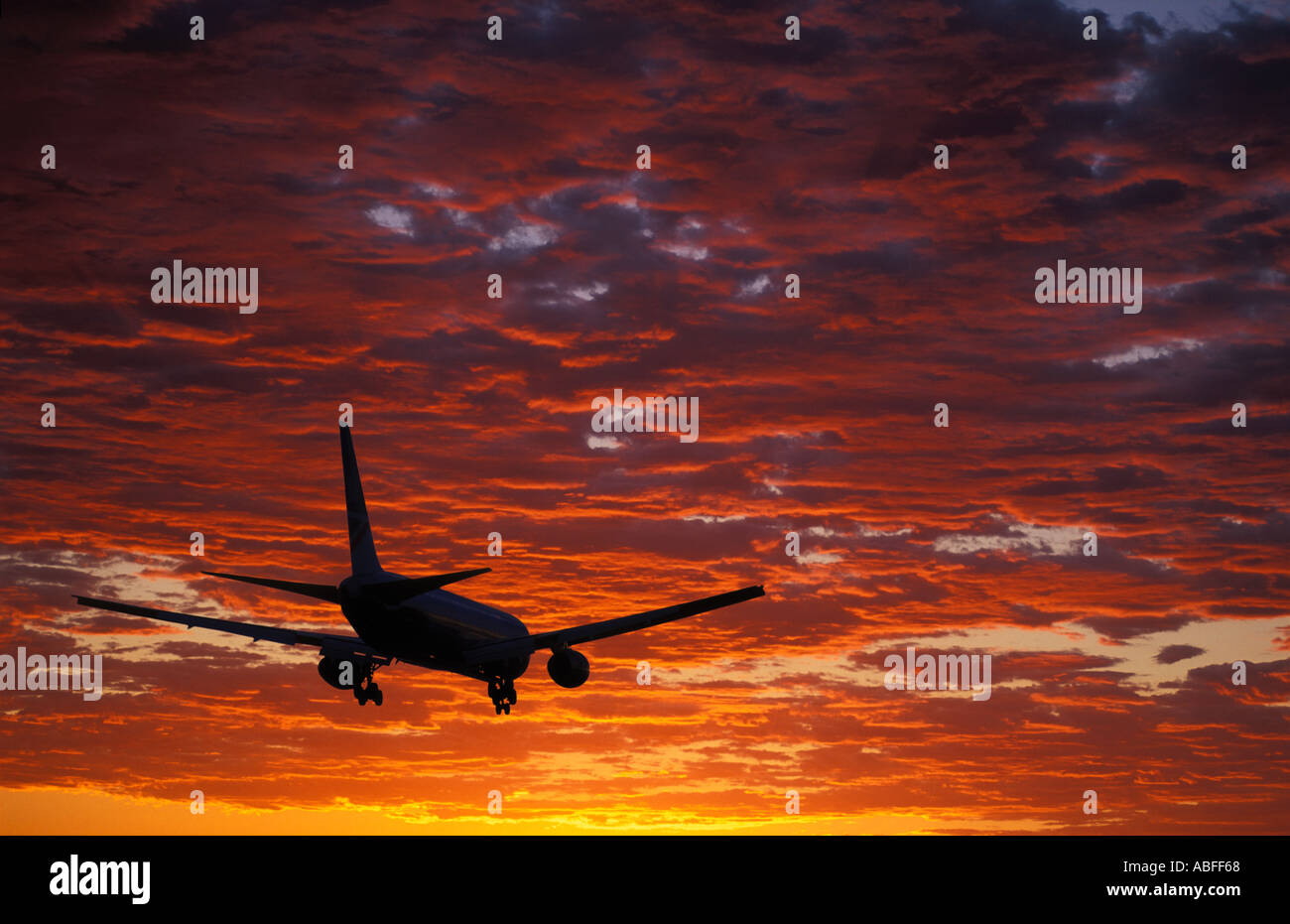 Plane flying into sunset hi-res stock photography and images - Alamy