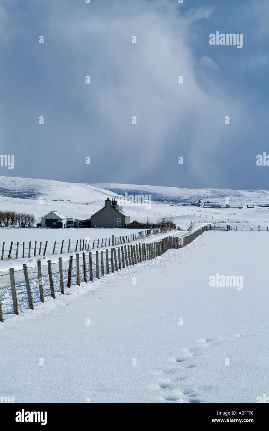 dh Russland HARRAY ORKNEY Cottage grey storm clouds snowscape wintery remote road scotland winter snow field rural uk Stock Photo
