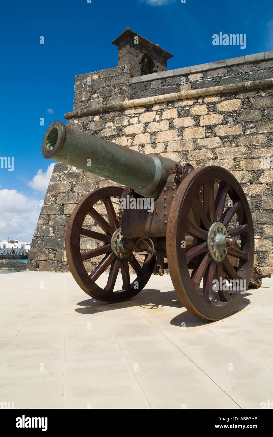 dh Castle San Gabriel ARRECIFE LANZAROTE Cannons by castle walls and bell tower Stock Photo