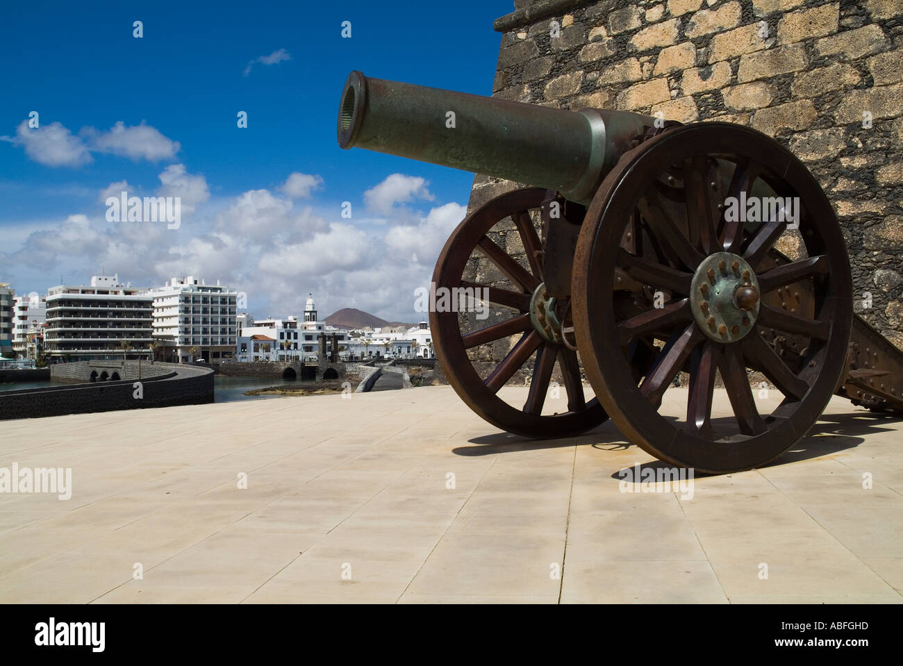 dh Castle San Gabriel ARRECIFE LANZAROTE Cannon by castle walls and bell tower Stock Photo