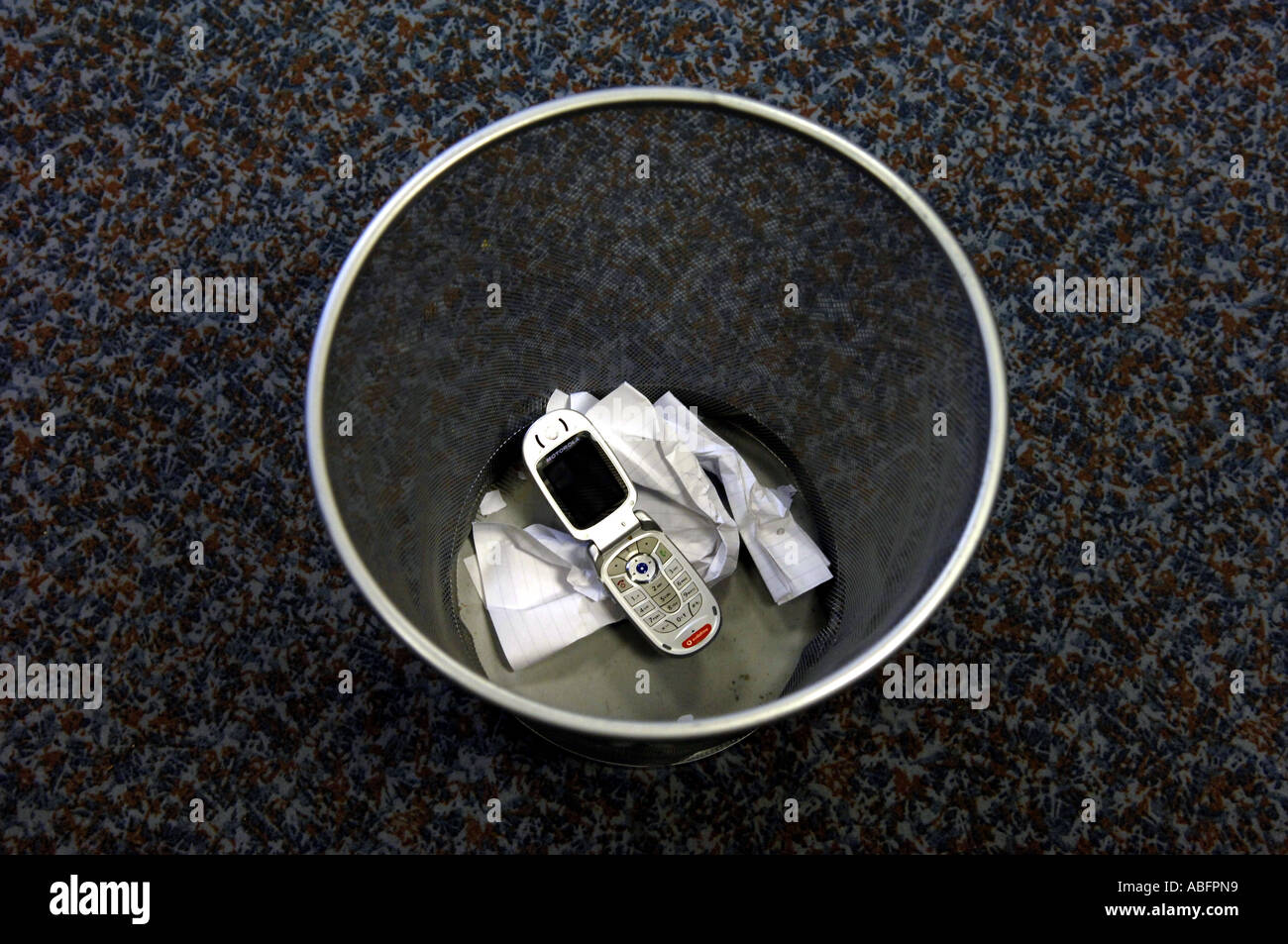 Throw Away Phone High Resolution Stock Photography and Images Alamy