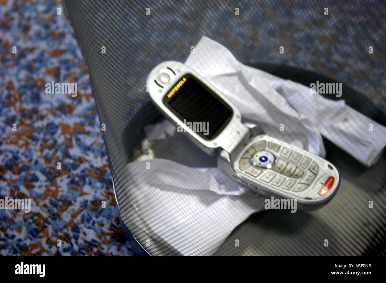 Throw Away Phone High Resolution Stock Photography and Images Alamy