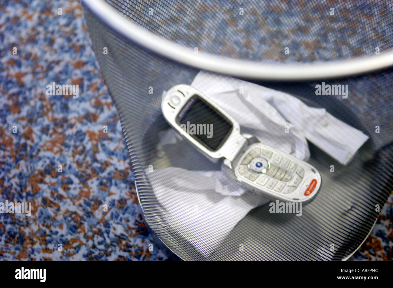 Throw Away Phone High Resolution Stock Photography and Images Alamy