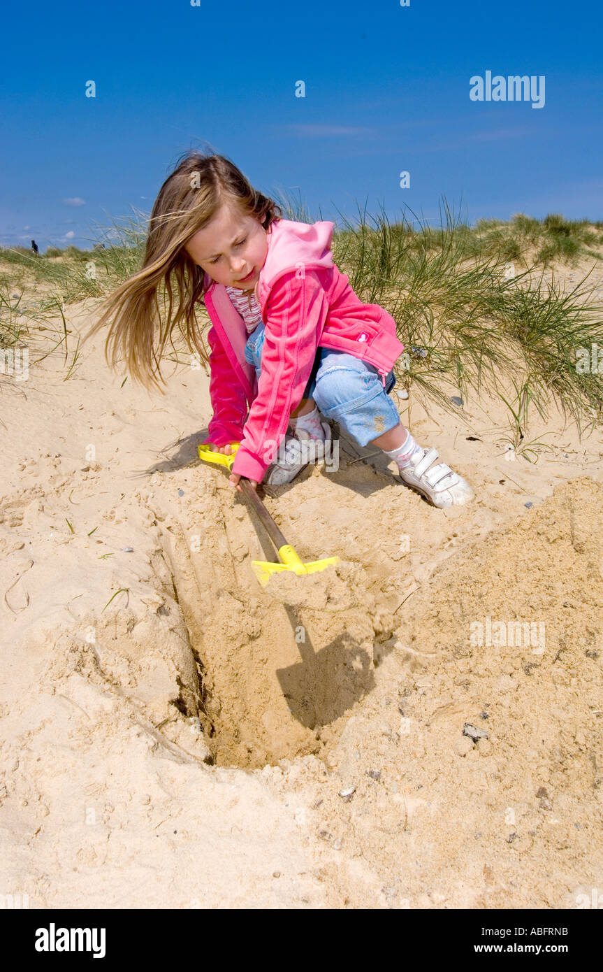Girl digging hi-res stock photography and images - Alamy