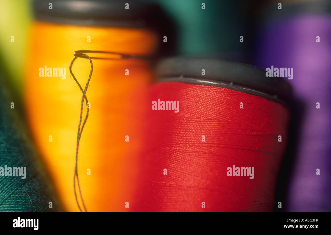 NEEDLE AND REELS OF COTTON SEWING THREAD Stock Photo Alamy
