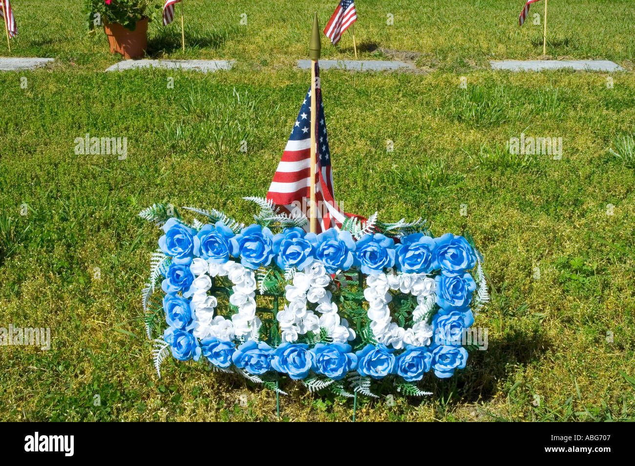Memorial Day flower reef saying dad is laid at the gravesite of war