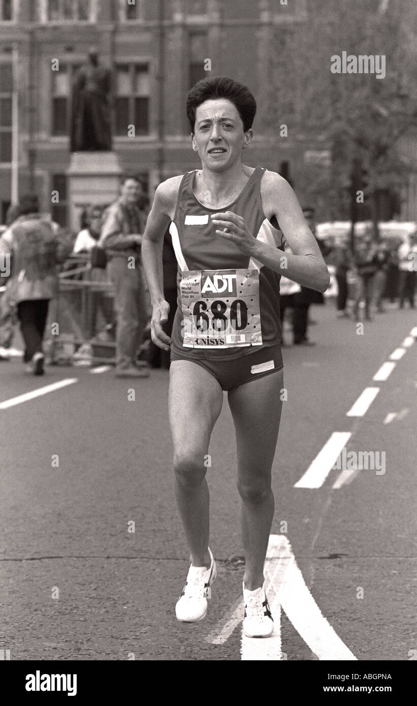 First woman, Rosa Mota, approaching finish of 1991 London Marathon, England, UK Stock Photo