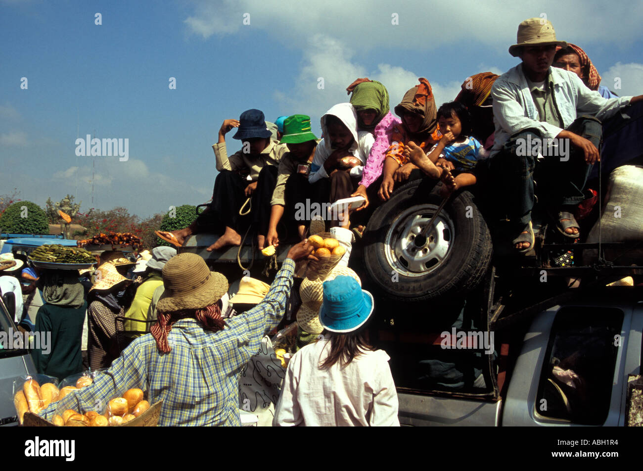 People crammed aboard truck at Cambodia to Vietnam border crossing Stock Photo