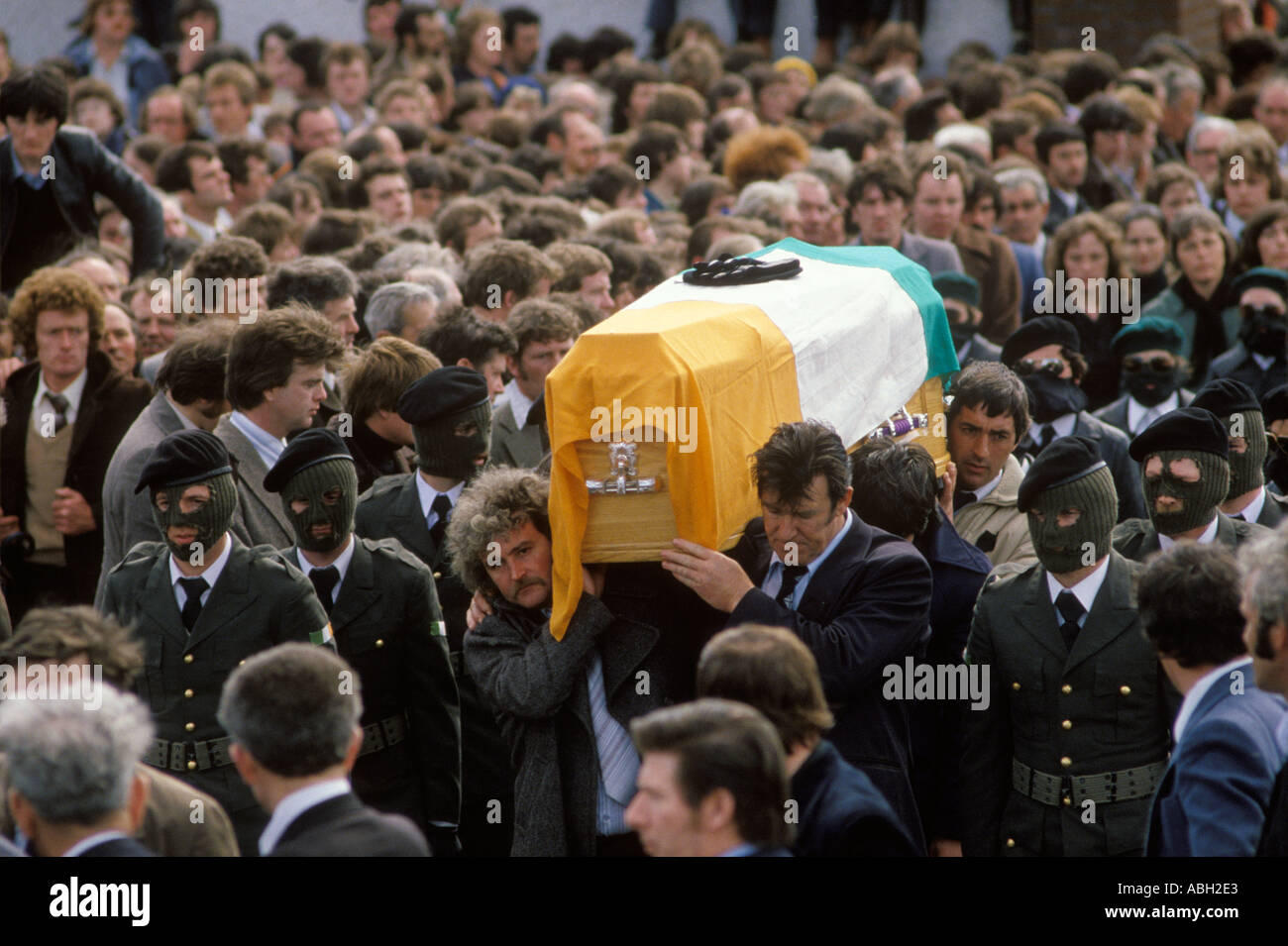 Martin Hurson funeral paramilitary IRA soldiers in disguise carry coffin July 1981 Galbally County Tyrone Northern Ireland. 1980s The Troubles. Stock Photo