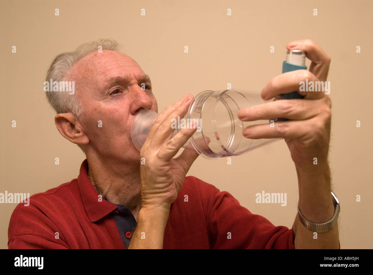 Using volumatic spacer device inhaler hires stock photography and