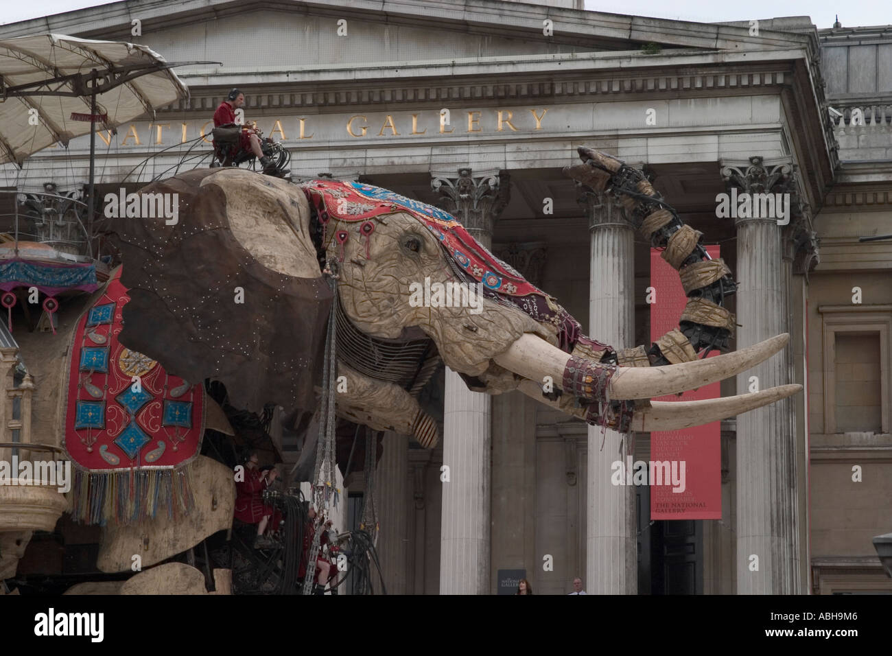 The Sultan's Elephant - Street theatre by Royal De Luxe in Trafalgar ...