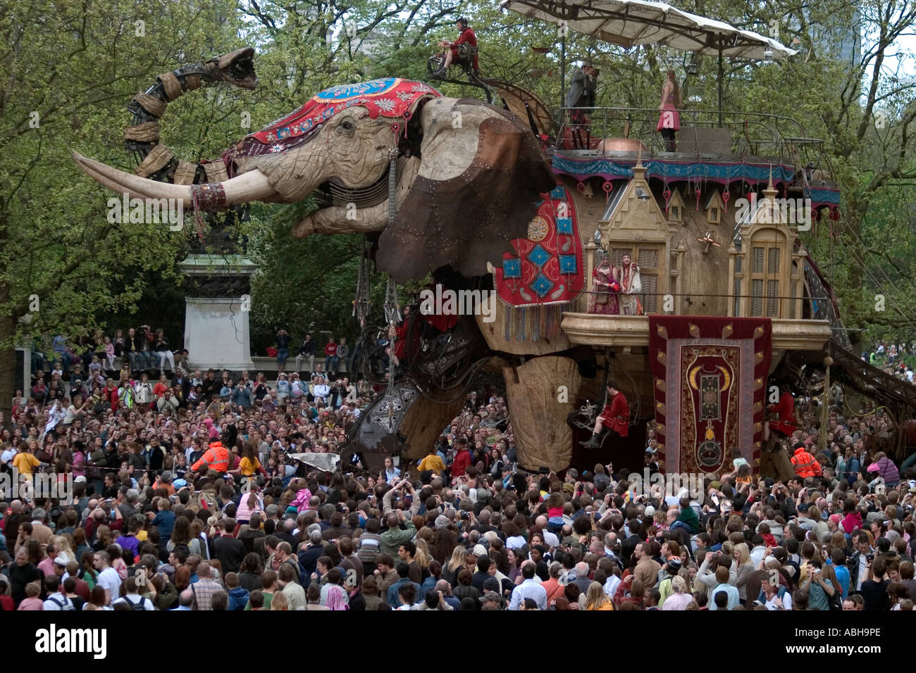 'The Sultan's Elephant' street theatre by Royal De Luxe. The Mall, London, England, UK Stock Photo