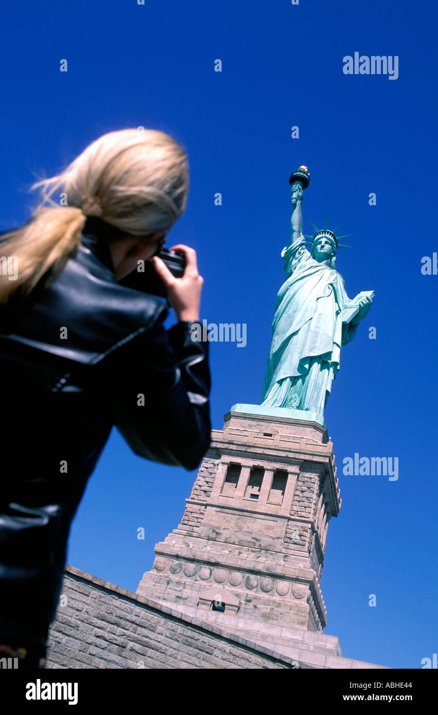WOMAN PHOTOGRAPHING THE STATUE OF LIBERTY Stock Photo Alamy
