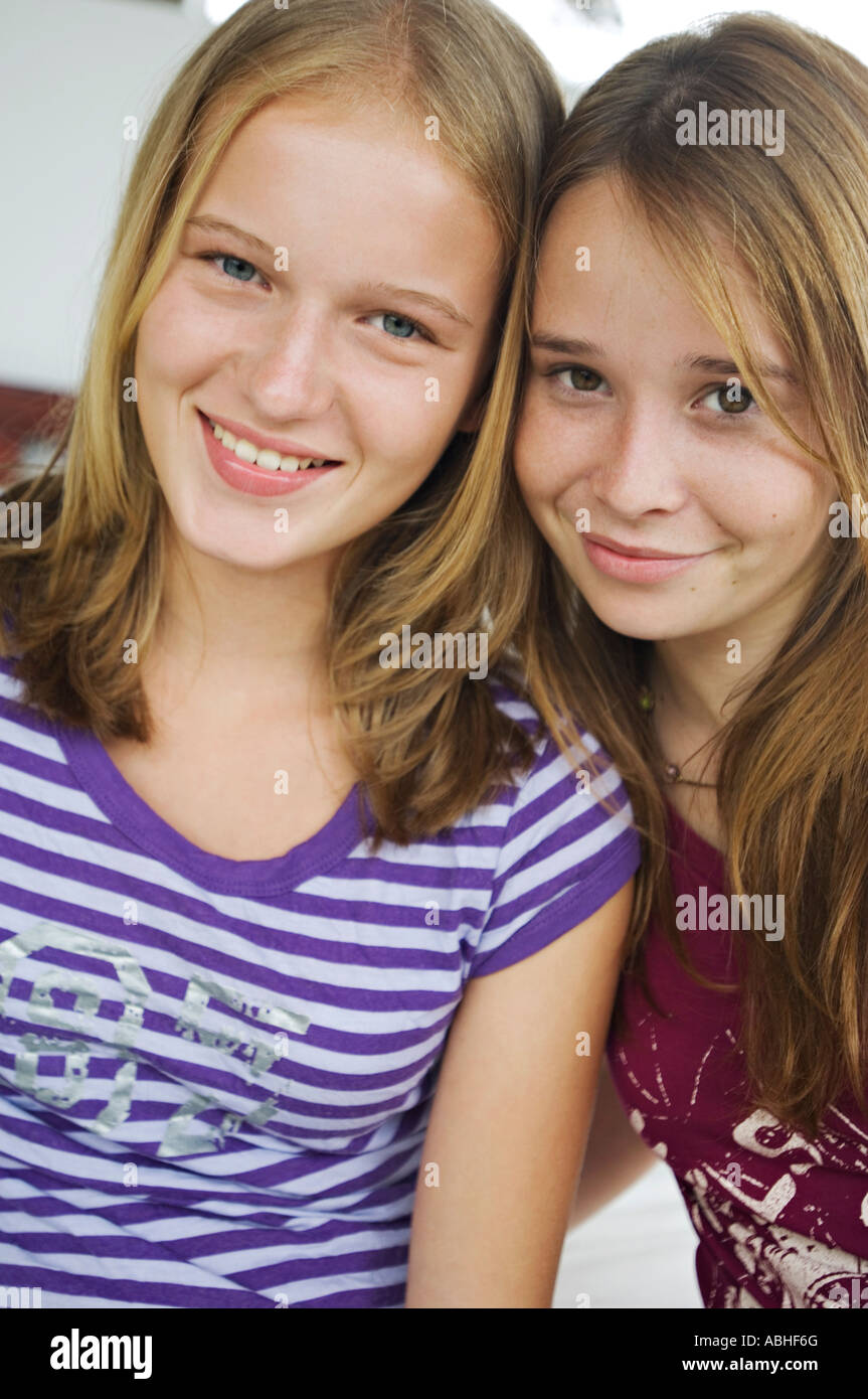 Portrait of 2 smiling teenage girls Stock Photo - Alamy