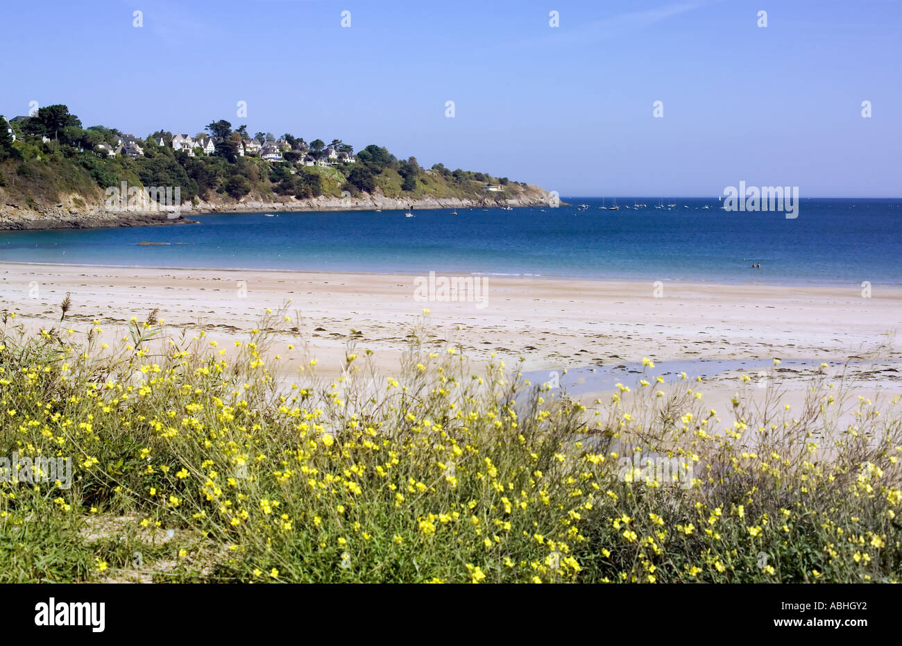BEACH AND TOWN ST-CAST-LE-GUILDO BRITTANY FRANCE Stock Photo - Alamy