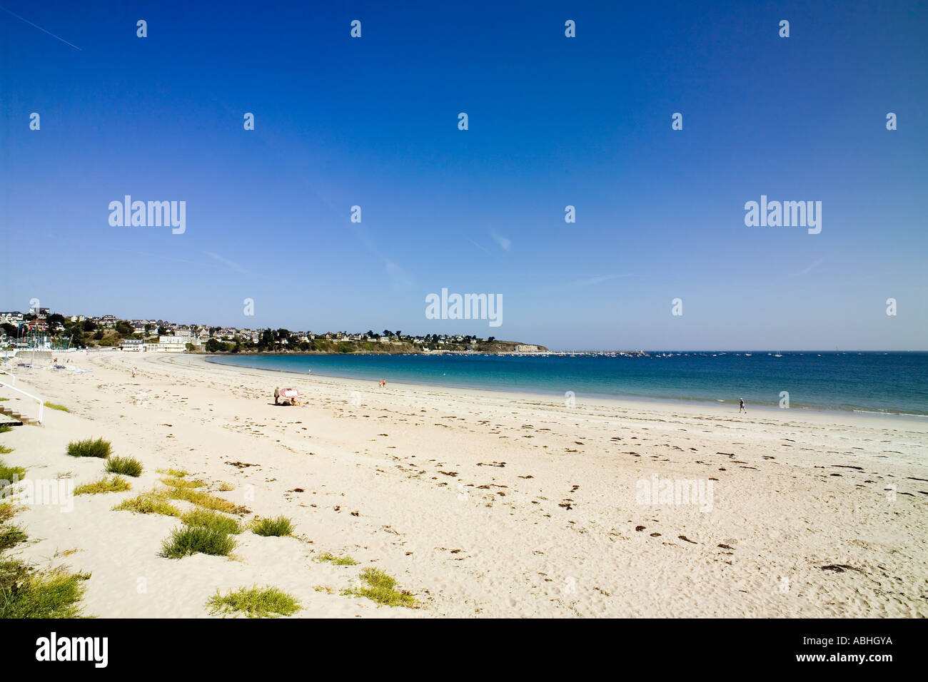 BEACH AND TOWN ST-CAST-LE-GUILDO BRITTANY FRANCE Stock Photo - Alamy
