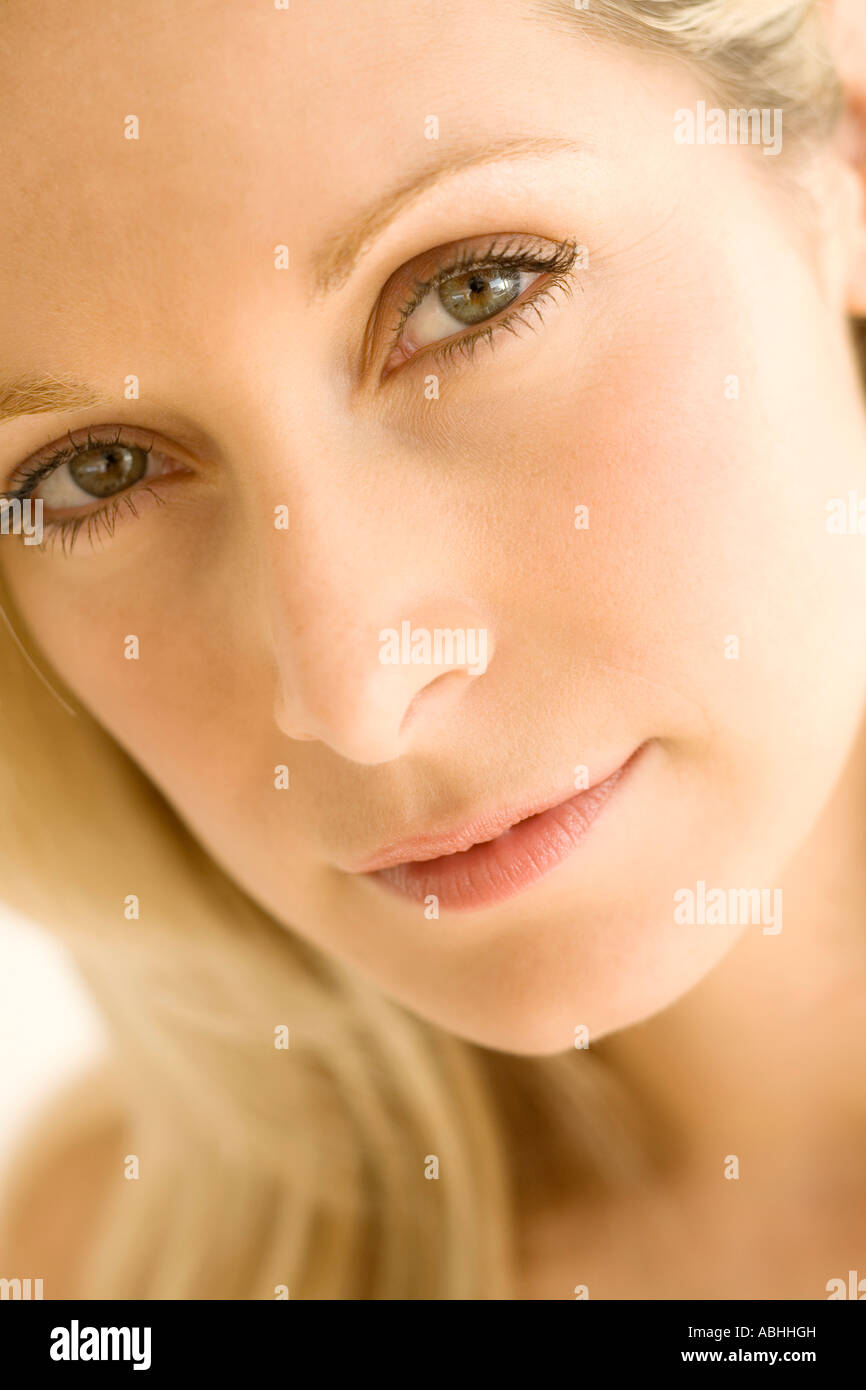 Portrait of a young woman looking at camera Stock Photo - Alamy