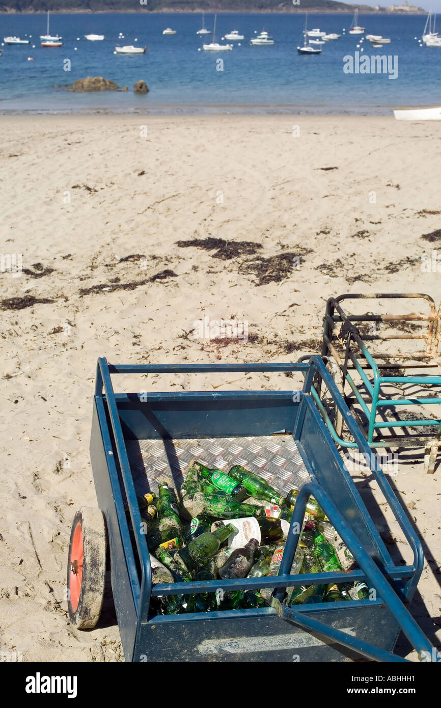 TRAILER WITH RUBBISH DUMP ON BEACH BRITTANY FRANCE Stock Photo