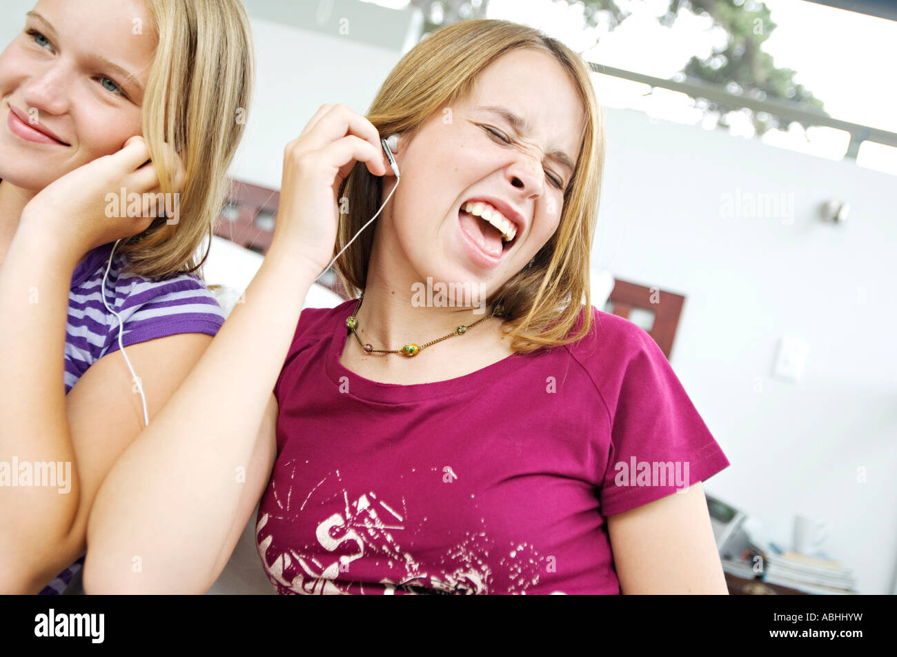 2 teen girls sharing MP3 player Stock Photo - Alamy