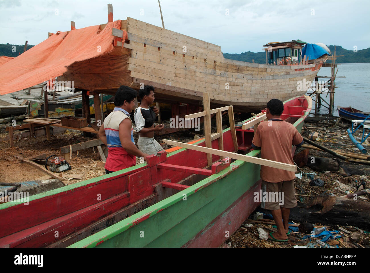Indonesian workers building a wooden boat, North Sulawesi Stock Photo