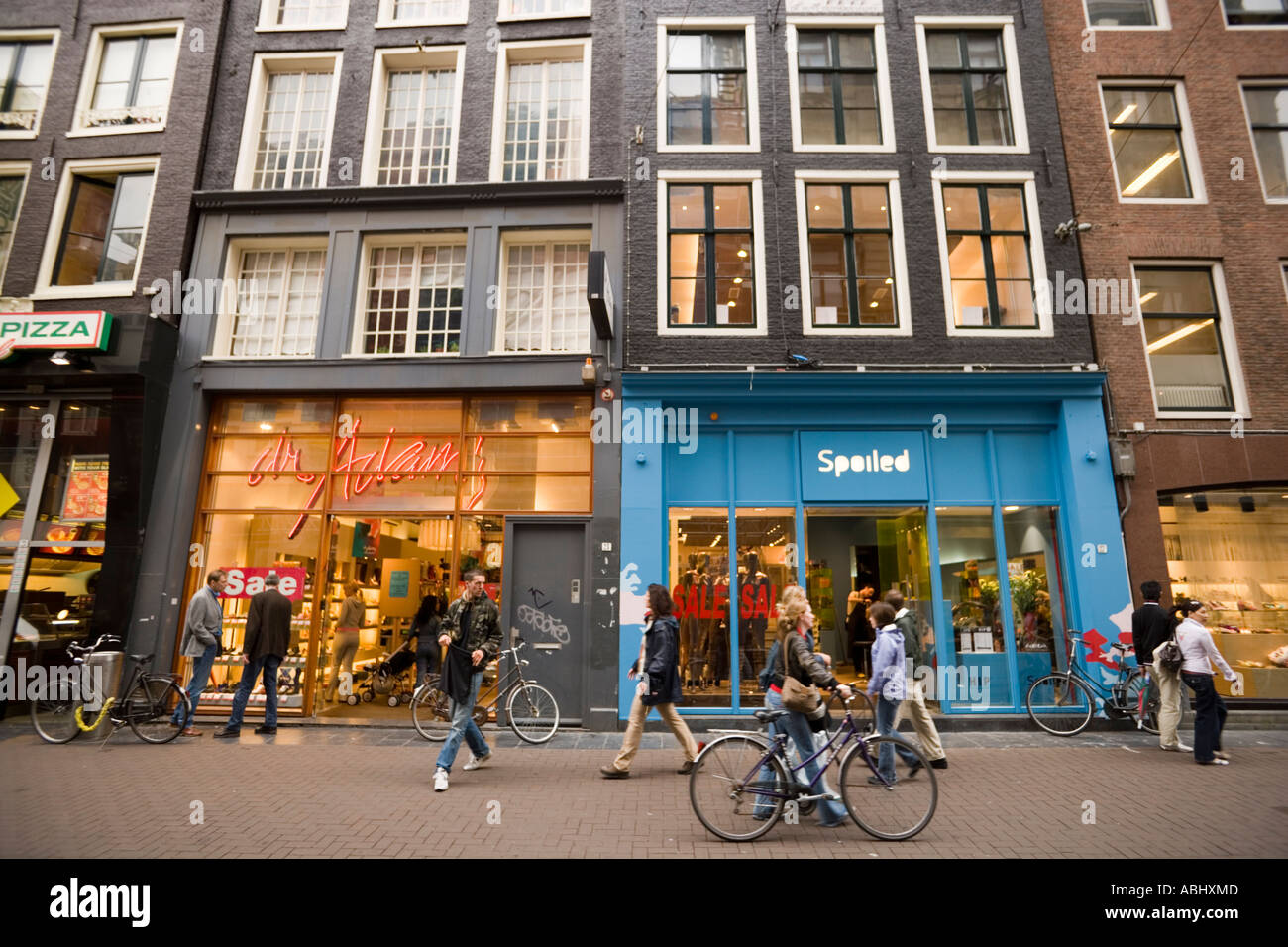 paddestoel Nieuw maanjaar tuin People passing shop windows in Leidsestraat Amsterdam Holland Netherlands Stock Photo - Alamy paddestoel Nieuw maanjaar tuin People passing shop windows in Leidsestraat Amsterdam Holland Netherlands Stock Photo - Alamy
