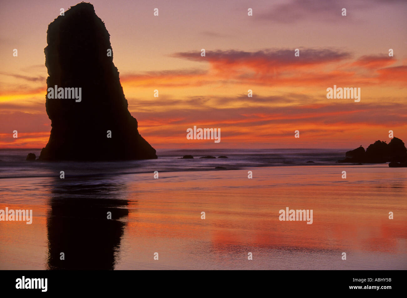 Sunset behind sea stacks at Cannon Beach, Oregon, USA Stock Photo - Alamy