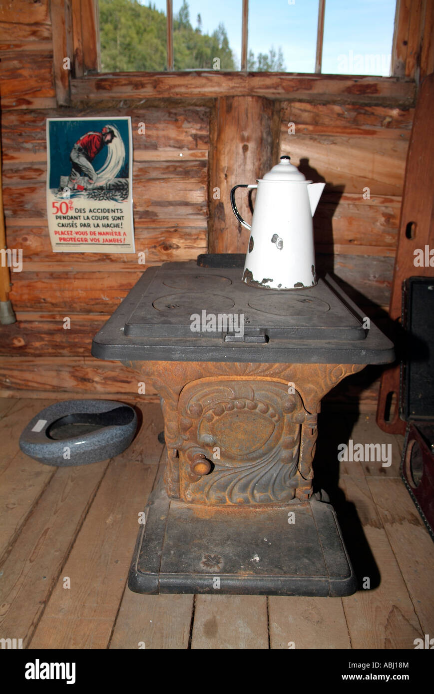 Traditional lumberjack wooden house, North of Quebec Stock Photo Alamy