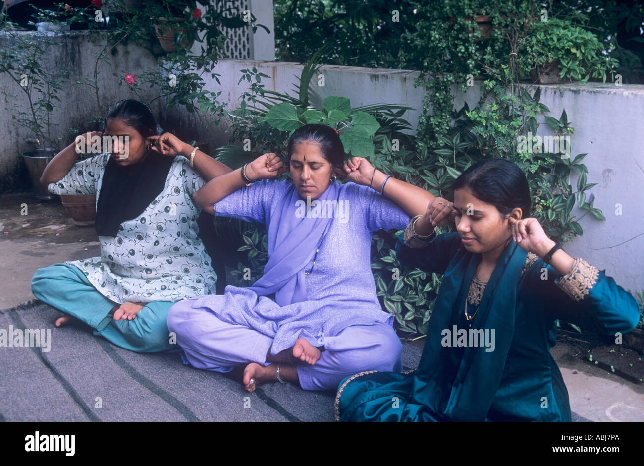 Victims of Union Carbide disaster practice yoga at the Sambhavna Clinic in Bhopal Stock Photo