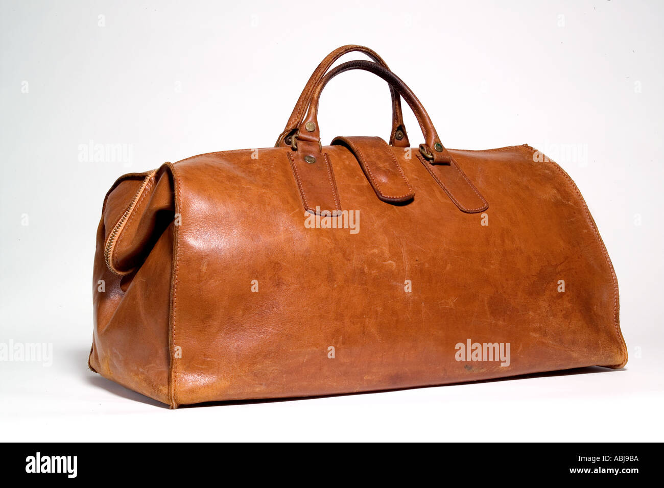 everett vintage leather travel bag