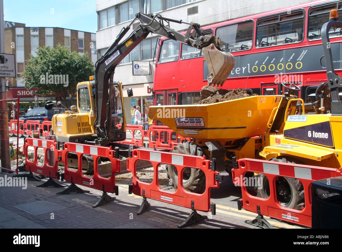 ROAD WORK IN PECKHAM 21 JUNE 2005 Stock Photo Alamy